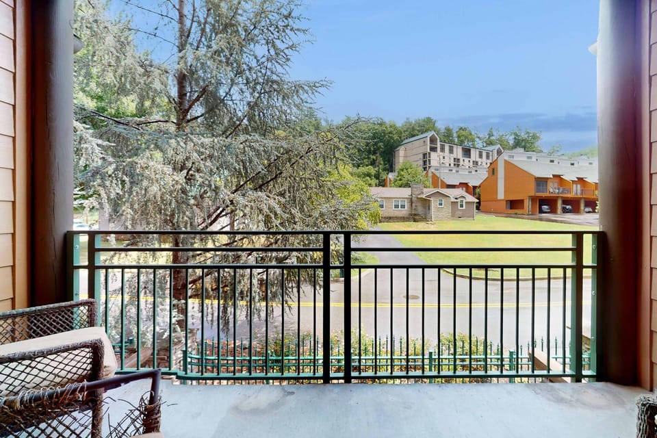 Enjoy fresh mountain air and picturesque scenery from your private retreat!