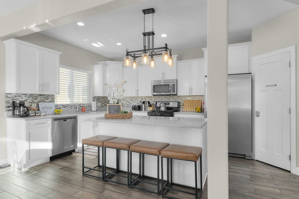 Bright Kitchen | Large Island w/ Seating | Modern Lighting & Finishes