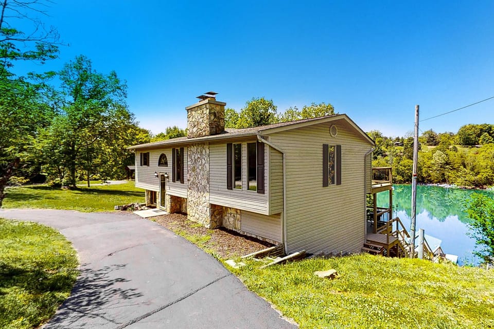Lakefront vacation cabin with private driveway, stone chimney & peaceful setting. Ideal escape for family trips, couples retreats, and long stays; scenic water views, quiet neighborhood, and easy access to outdoor adventures.