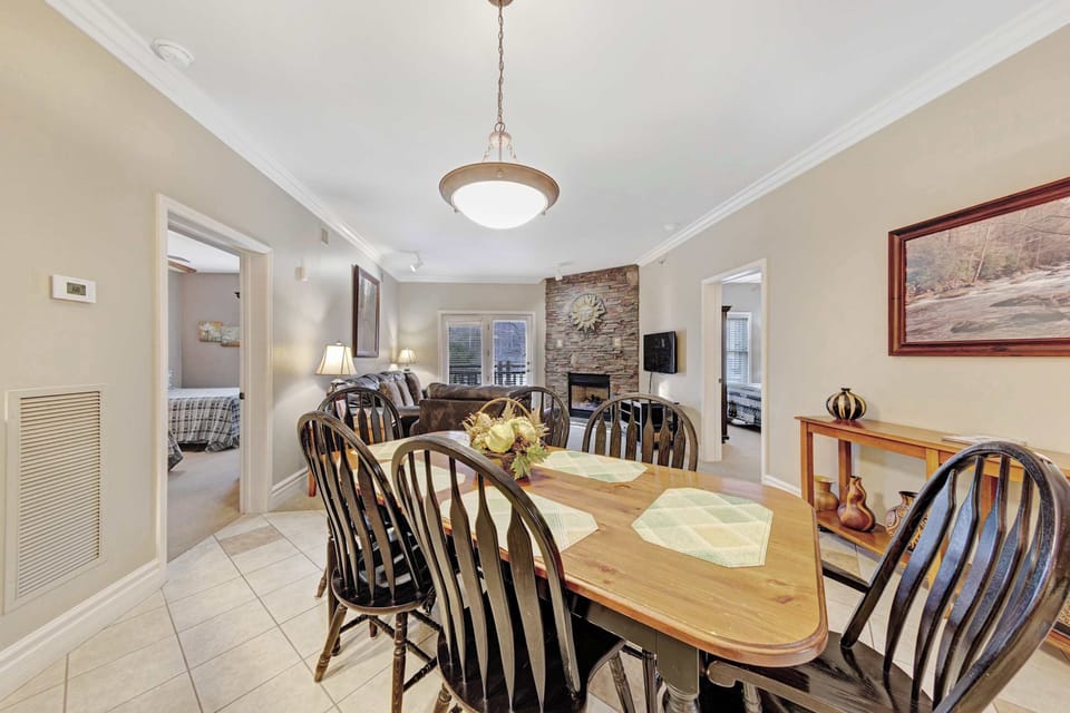 Charming table and enjoy delightful meals with loved ones!