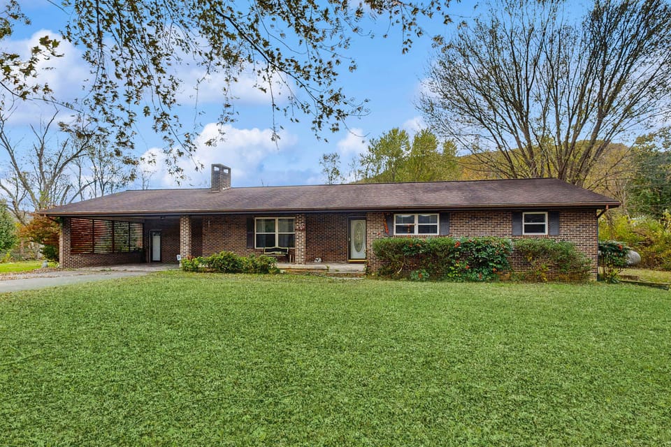 Charming cabin awaits. And, experience mountain views from your spacious, nature-filled escape in Cosby!