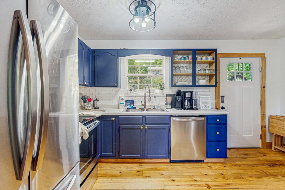 Whip up your favorite meals in a stylish kitchen with modern appliances!