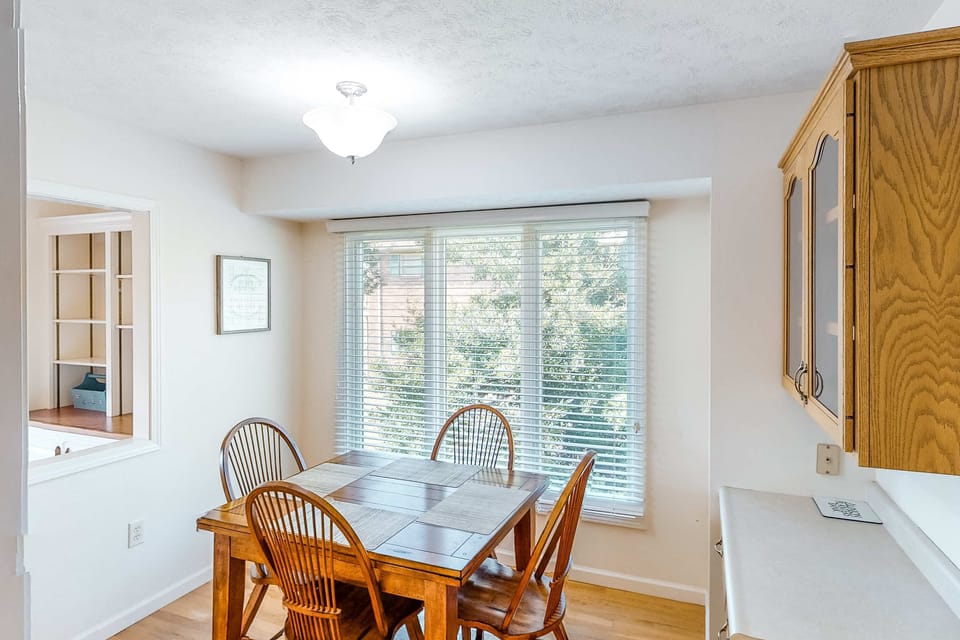 Bright space with a charming wooden table, perfect for meals or game nights!