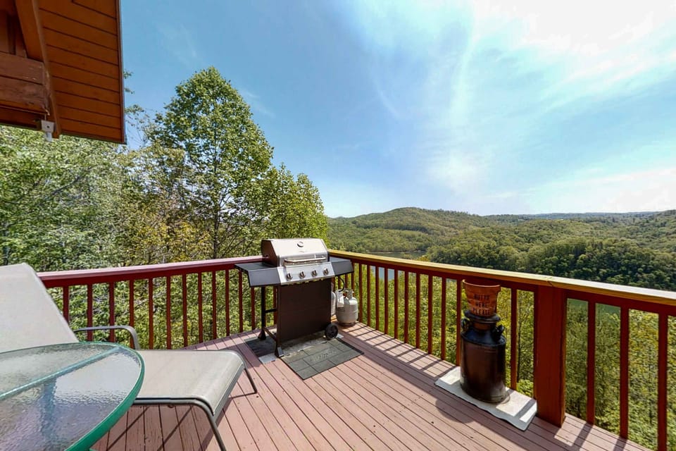 Deck with Scenic Views awaits. And, sizzle up a feast while soaking in breathtaking mountain vistas!