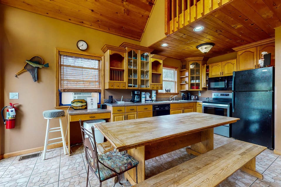 Bright space with wood accents, perfect for family meals and laughter!
