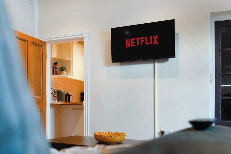 Cosy living room equipped with a SMART TV with Netflix and plenty of space to sit down and relax. 