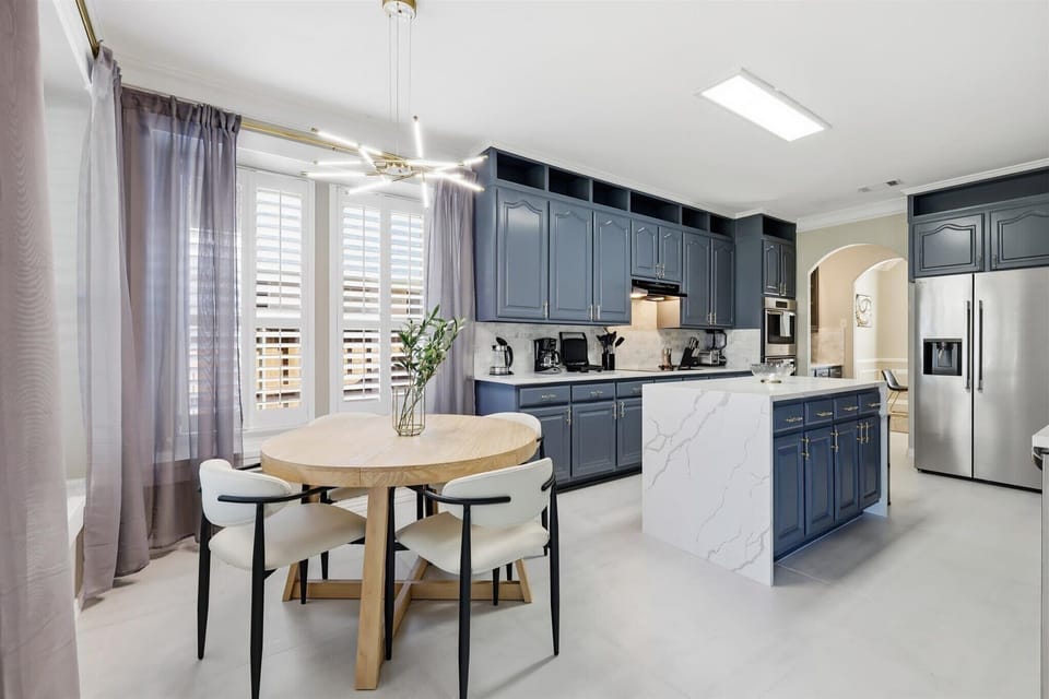 This fully equipped kitchen has everything you need for all your cooking needs and more, with a breakfast nook, kitchen island, and top-notch appliances!