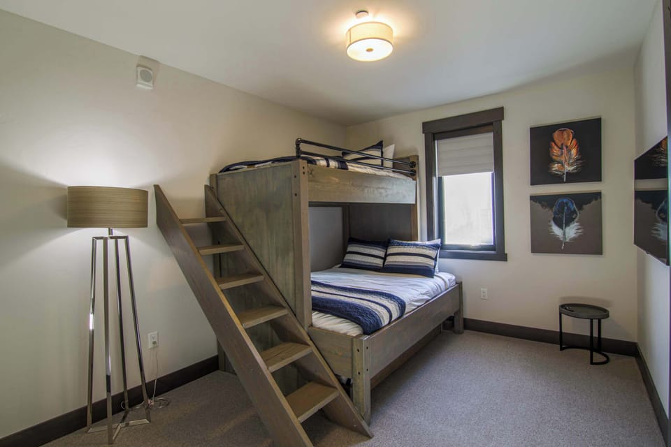 Bedroom 3: Bunk Bed, 1 queen bed, 2 single beds + Smart Tv