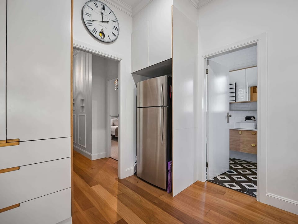 Kitchen + Nespresso Coffee Machine + Breakfast Bar & Stools