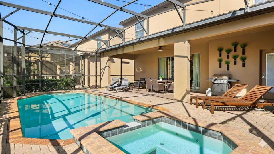 Private Screened-in Swimming Pool with Hot Tub