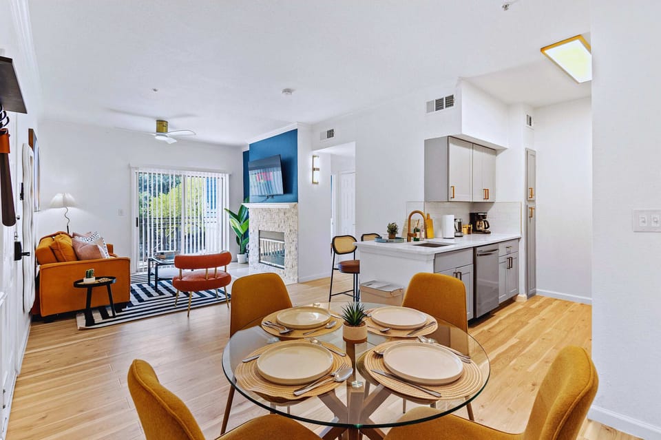 Bright and open dining area designed for comfort and connection. Ideal for meals, remote work, or casual gatherings.