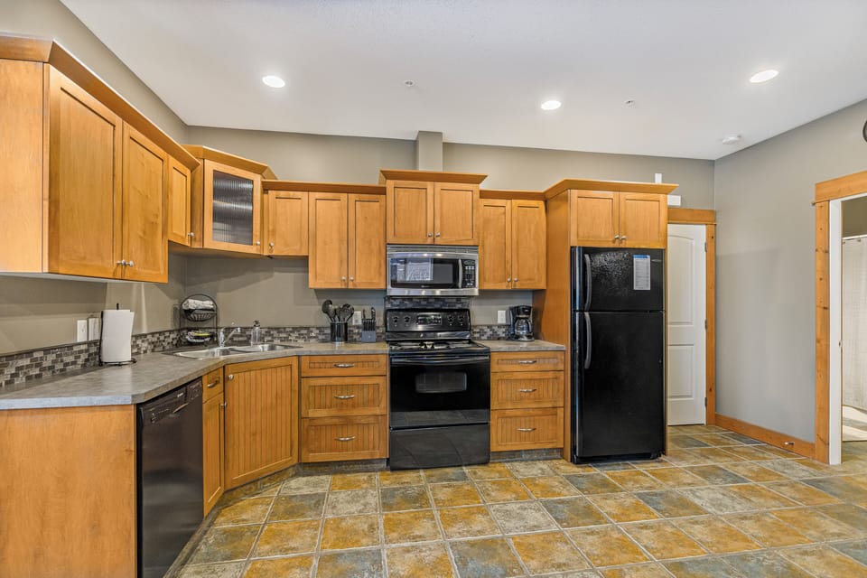 Featuring a fully equipped kitchen.