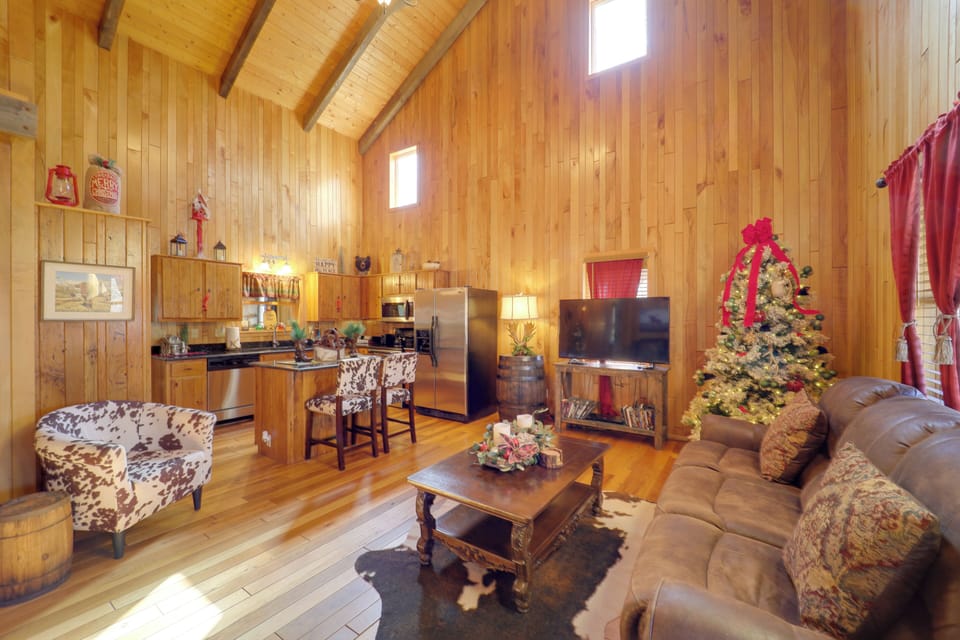 Living Room | 1st Floor | Free WiFi | Central A/C & Heat