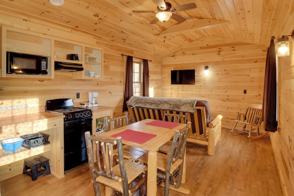 Dining Area & Kitchen