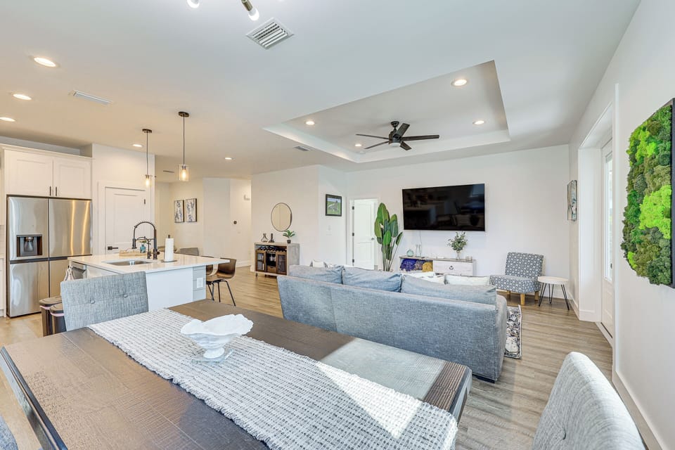 Dining Area | Dishware/Flatware Provided
