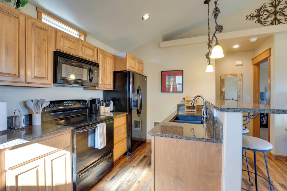 Kitchen | Free WiFi | Single-Story Unit
