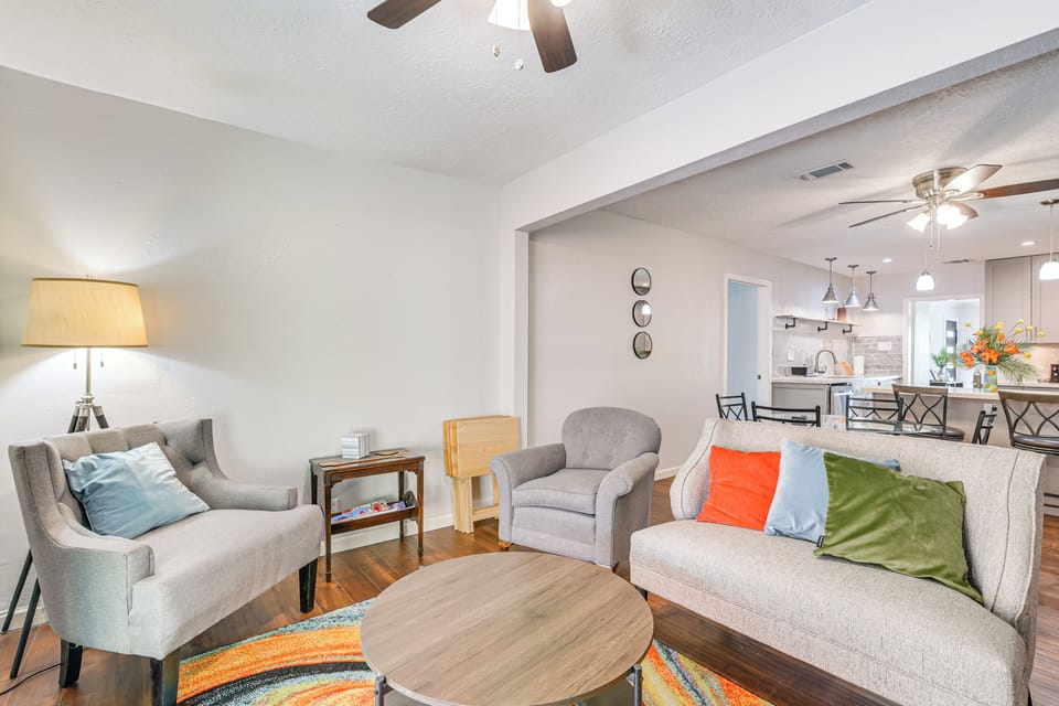 Living Room | Smart TV | Free WiFi | Single-Story Home