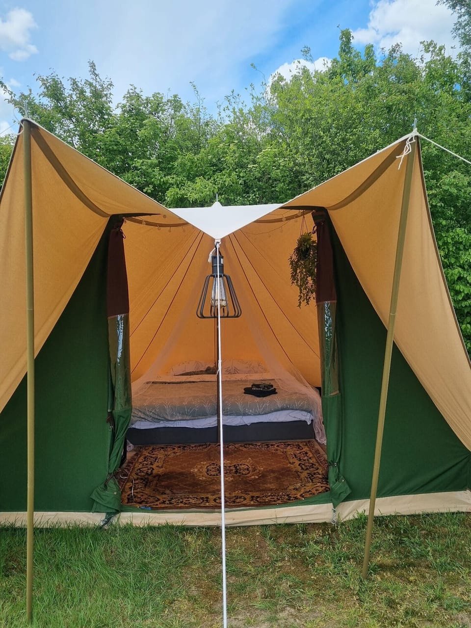 Camping Ont Moeten - Endless - front of tent