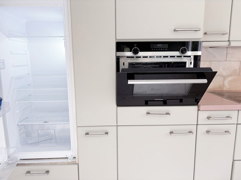 Built-in oven and stove in this fully equipped Tilburg kitchen – ideal for home cooking stays Zwartvenseweg.