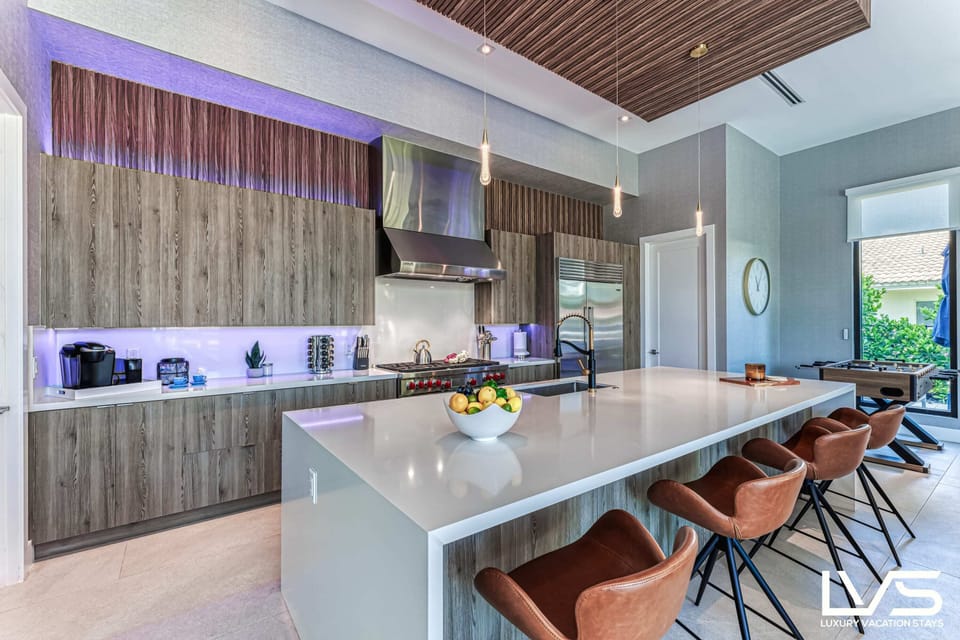Chef's Kitchen & Island