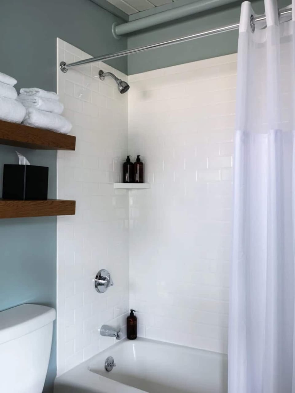 Rinse off effortlessly in a clean, classic tub-shower.