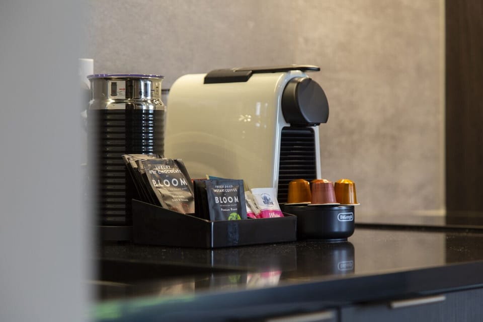 Enjoy café-quality coffee with a machine and milk frother