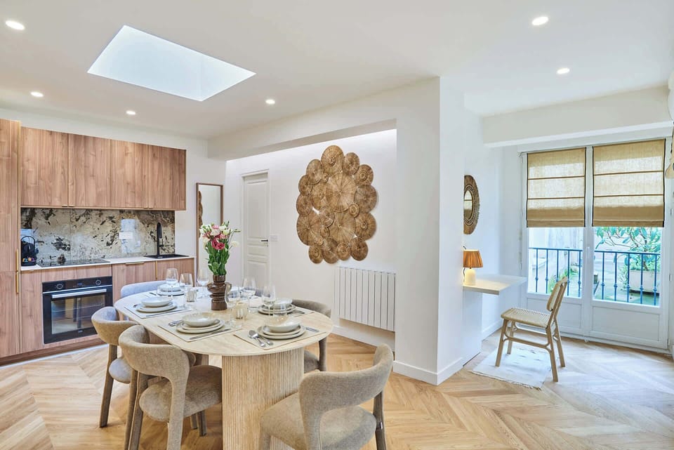 Cuisine ouverte équipée avec belle table pour diner