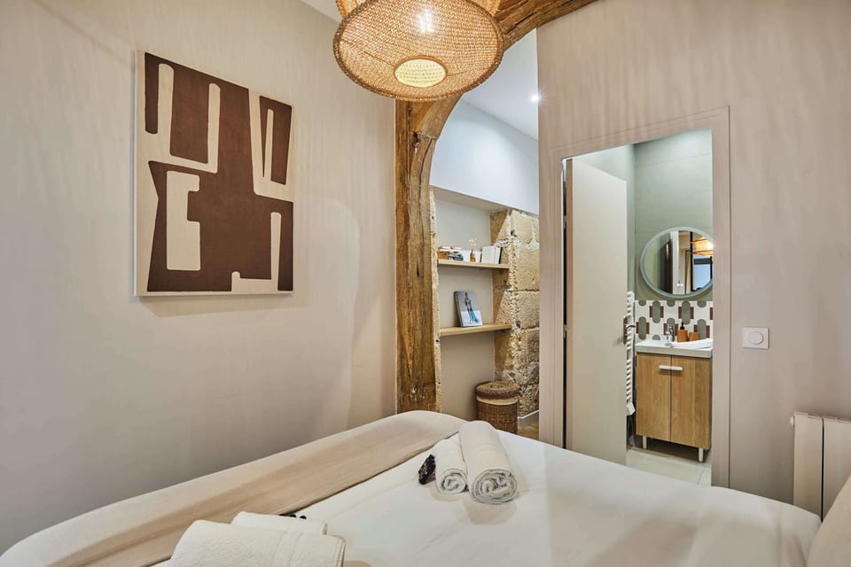 Chambre avec lit double et salle de bain