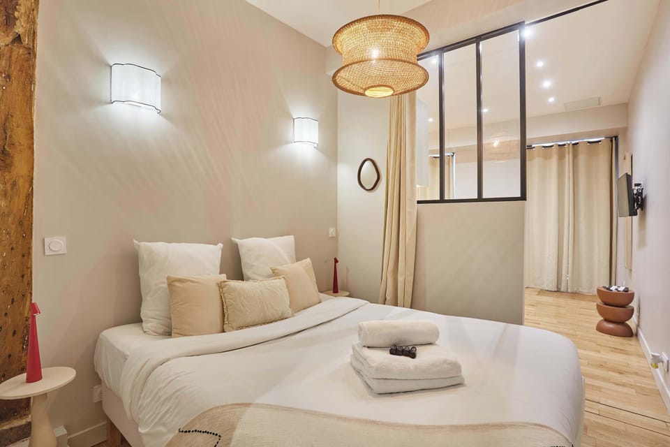 Chambre avec lit double et salle de bain