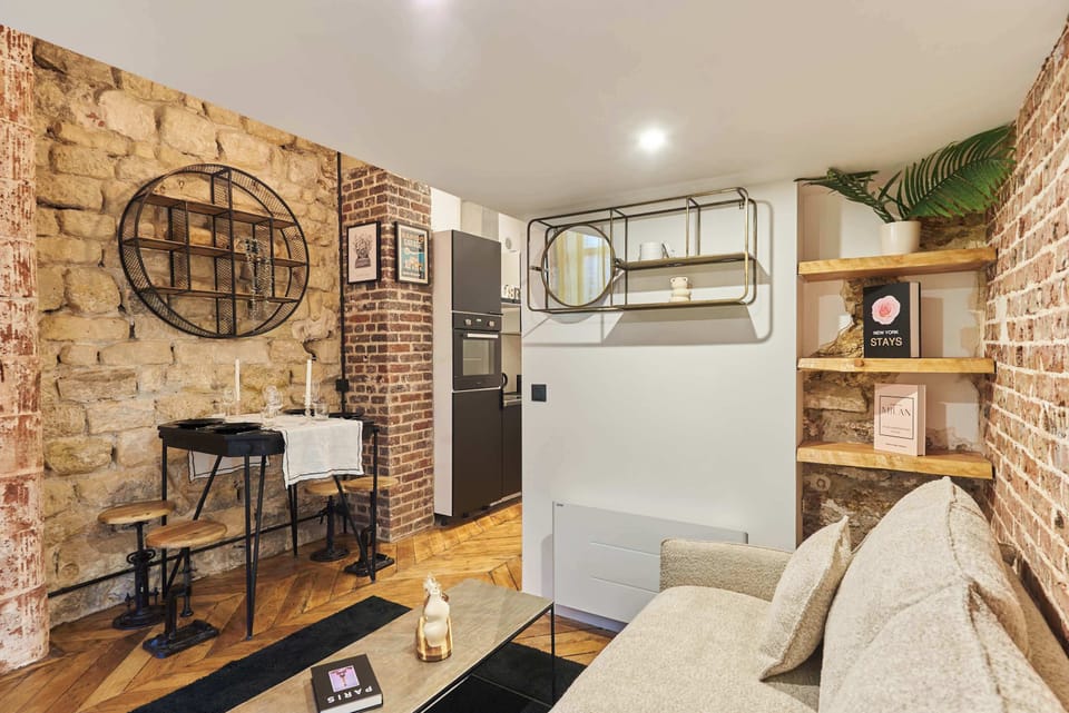 Salon avec canapé, table basse et espace repas