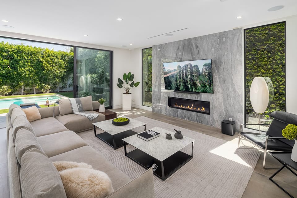 85" smart tv, Apple TV, high speed WI-FI. High ceilings. 