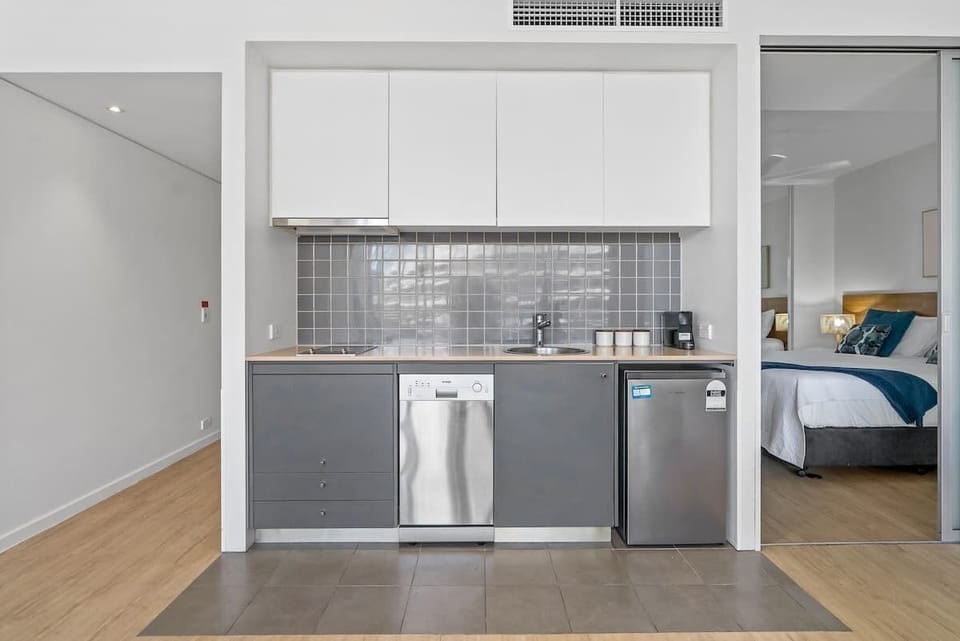 The streamlined kitchenette offers handy appliances, allowing you to prepare easy meals with a dishwasher, stovetop, microwave, kettle, toaster and mini fridge all within reach.