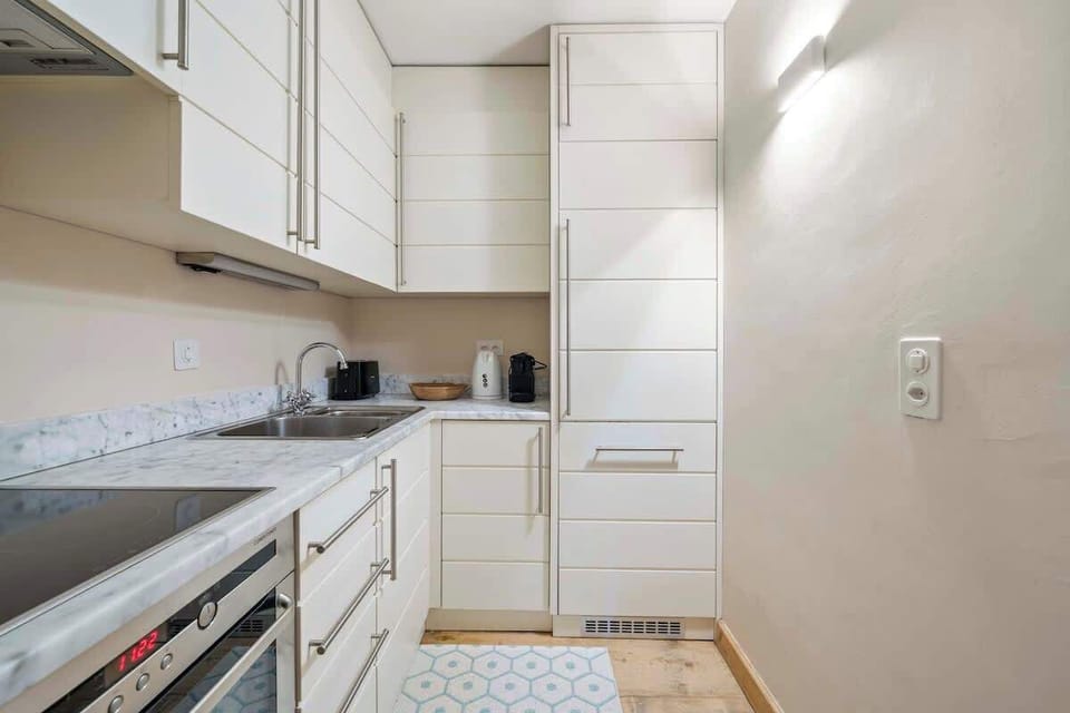cucina con forno e fornello a induzione 