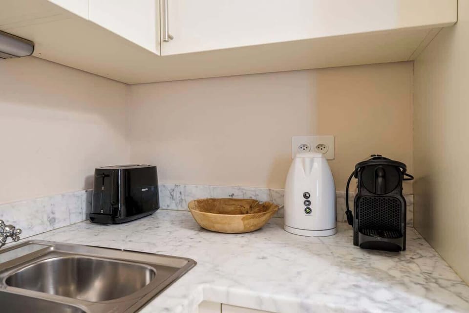 dettaglio cucina con lavabo, bollitore elettrico, macchina del caffe nespresso e tostapane 