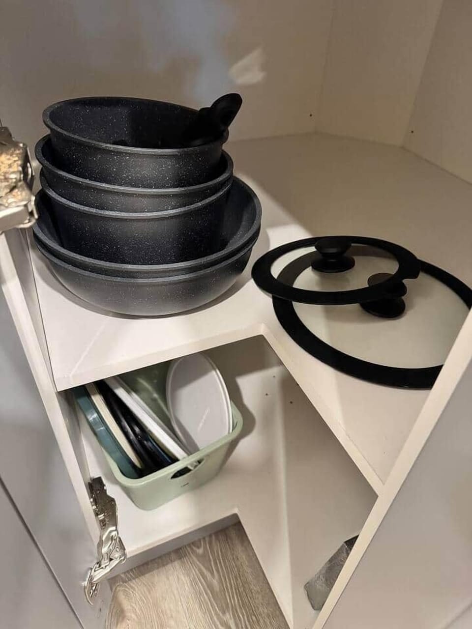 High-quality pots, pans, and cookware in our Ottawa executive suite.