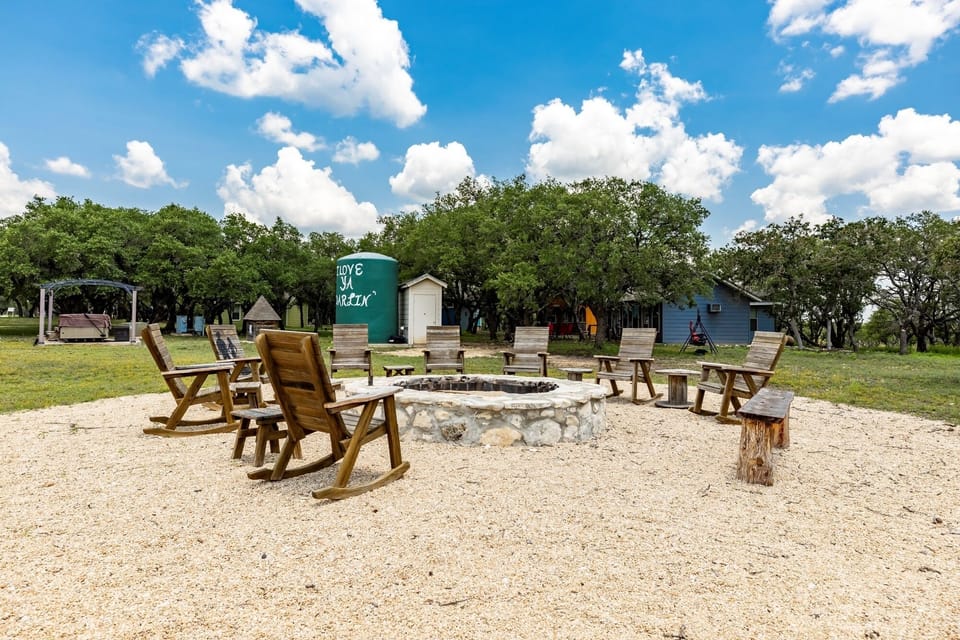 Firepit20Daytime-Vrbo