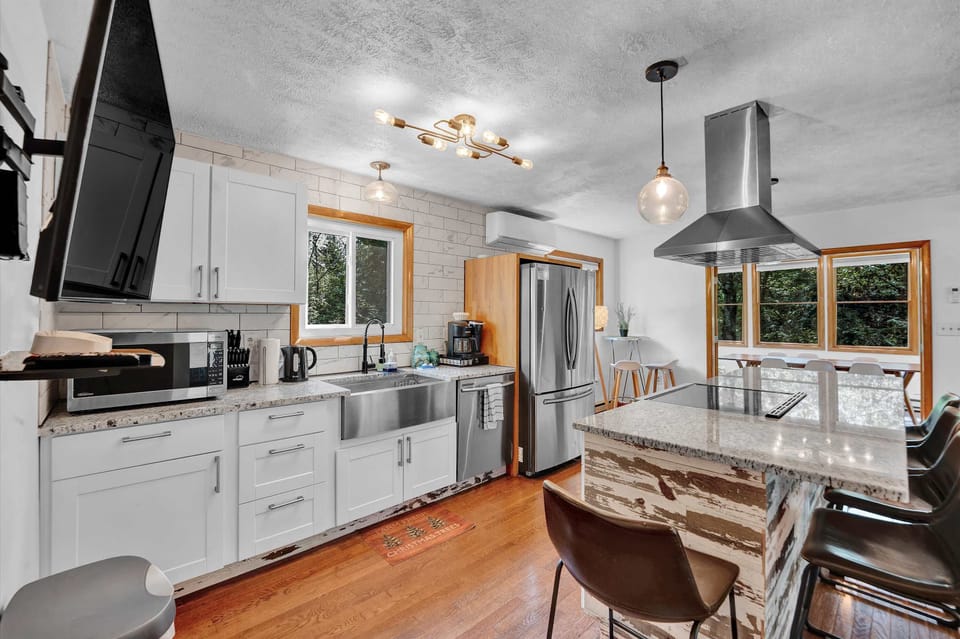 Fully Equipped Gourmet Kitchen with Stainless Steel Appliances