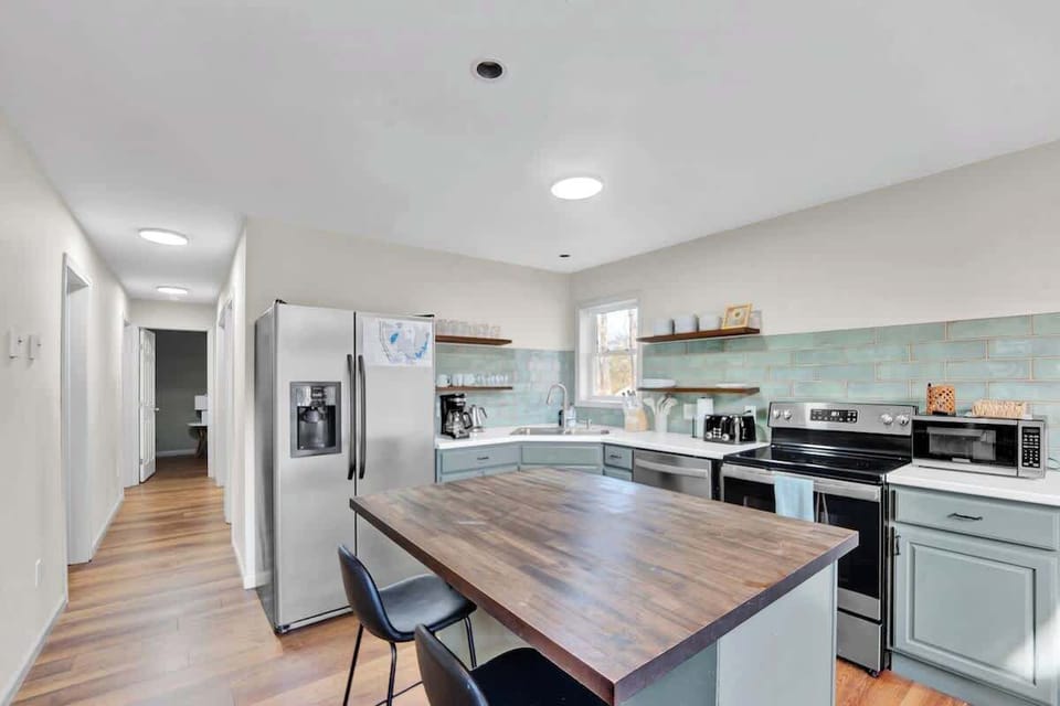 Modern Kitchen with Island and Fully Equipped Cooking Space