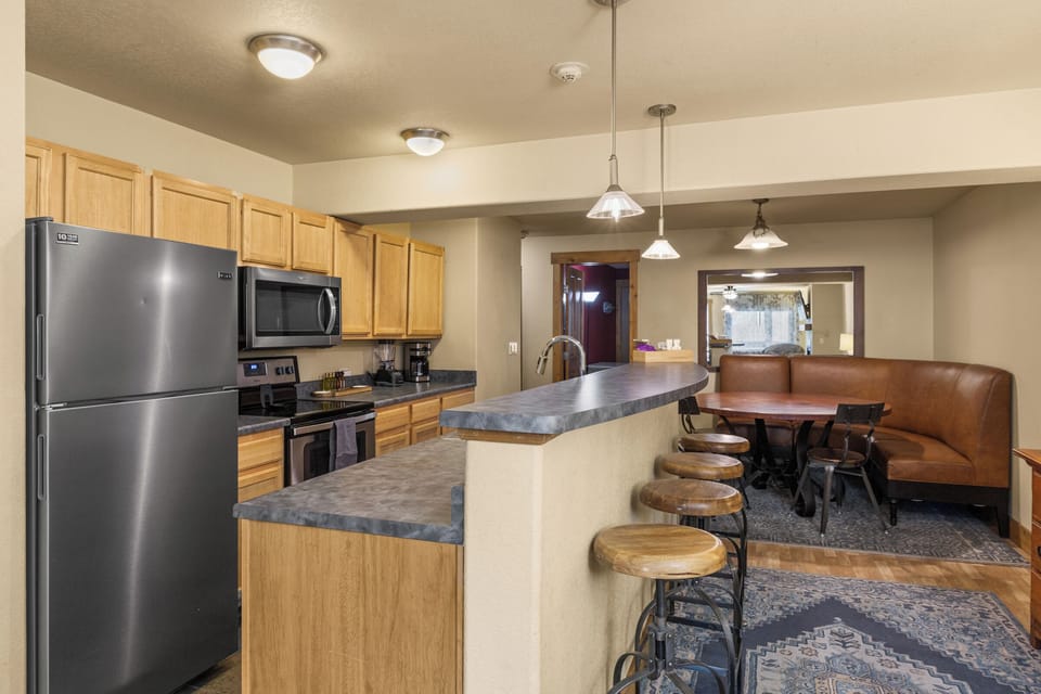 Full Kitchen | Dining View