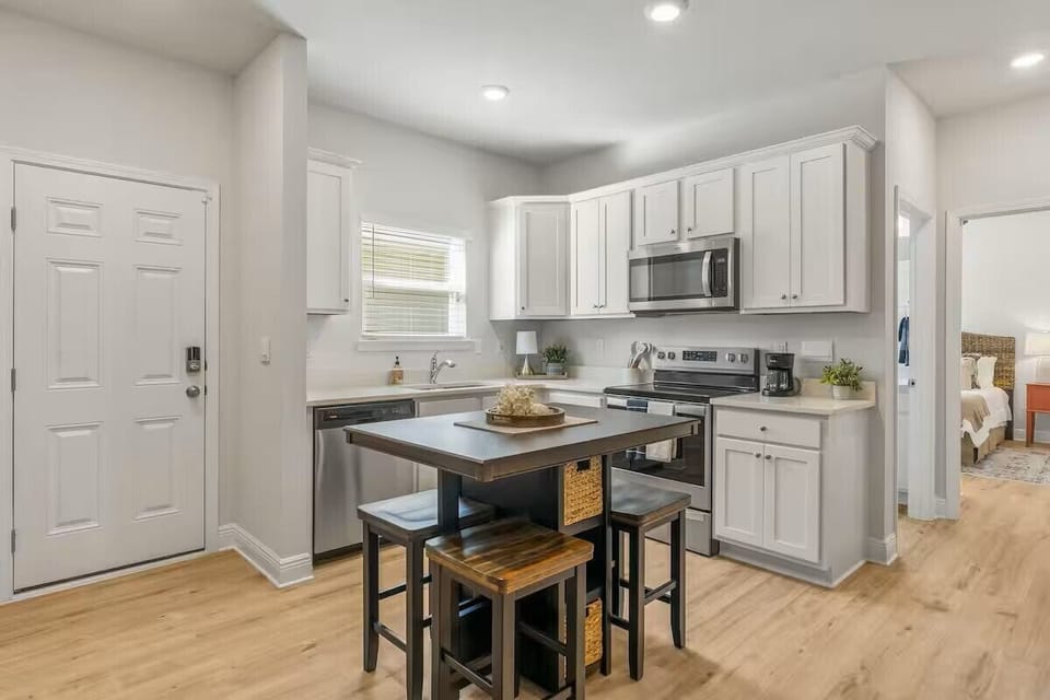 In-law suite w/ own private entrance. This suite also connects internally. 
