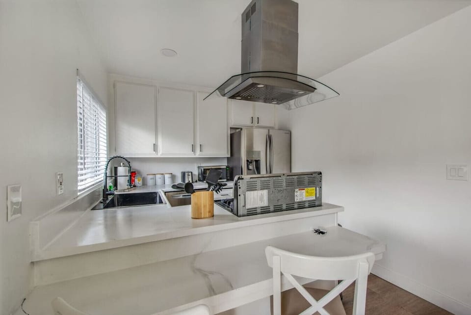 Modern kitchen with a breakfast bar, perfect for a quick meal.