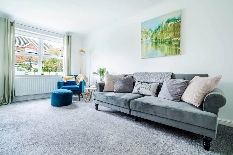 Spacious livingroom with sofa bed and great lighting. Smart TV and Netflix. BOOK YOUR STAY NOW!