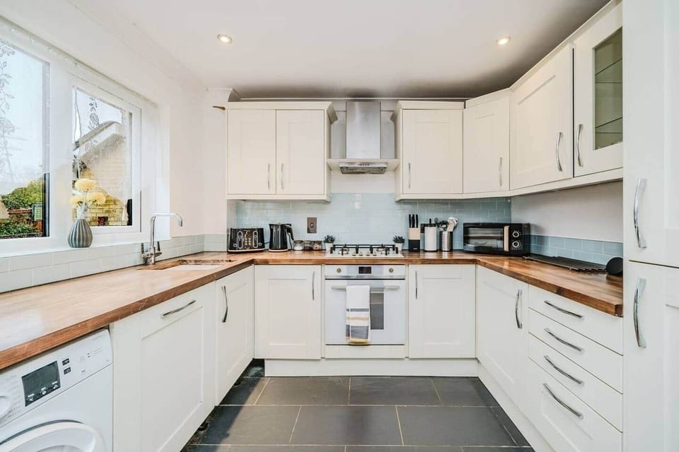Fully Equipped Kitchen! BOOK your STAY Now