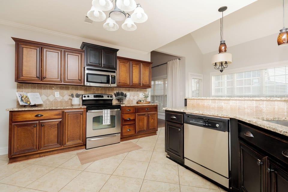 Fully equipped Kitchen with dining table & Family Area