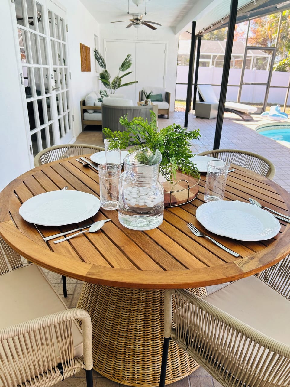 Enjoy your meals poolside!