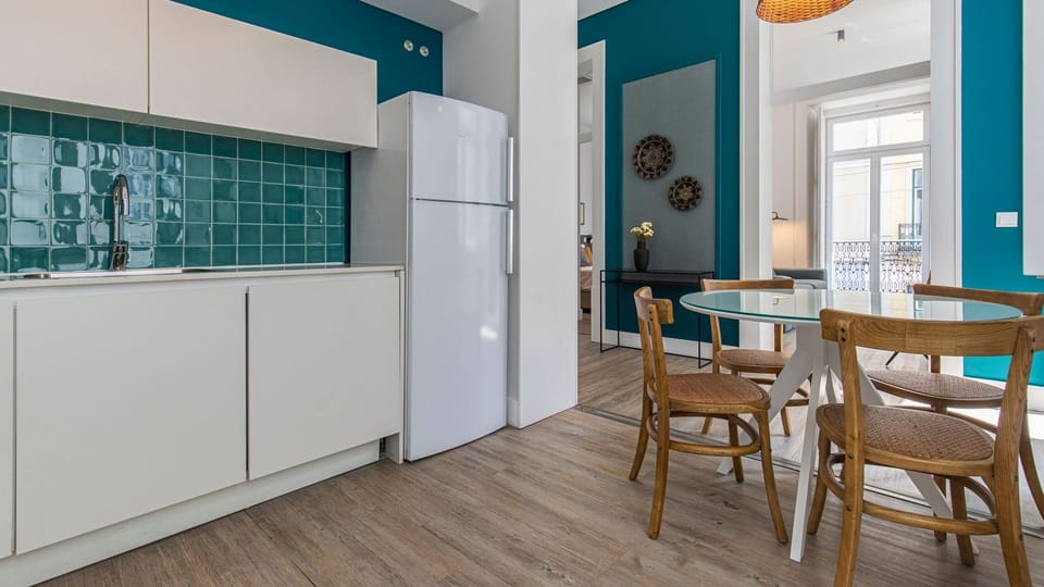 Fully equipped kitchenette for your home cooked meals. The dining area has natural light sources near it #homecooking #naturallight #portugal #pt #lisbon