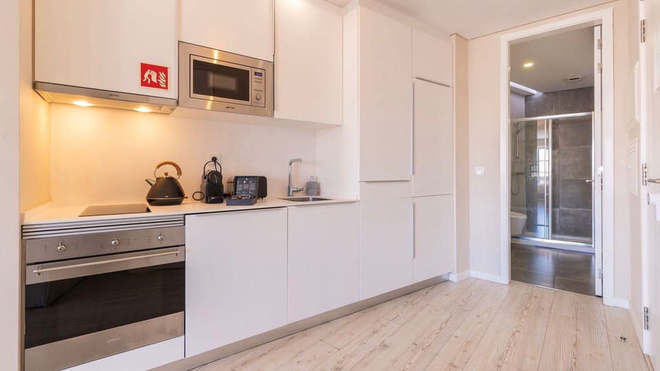 Prepare meals with ease in the sleek kitchenette, featuring all the essentials you need.
#quality #mealprep #modern #kitchenette #portugal #pt #lisbon