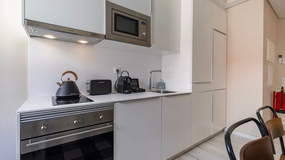 The kitchenette offers a smart, functional layout with modern appliances for easy meal prep.
#kitchenette #modern #quality #portugal #pt #lisbon