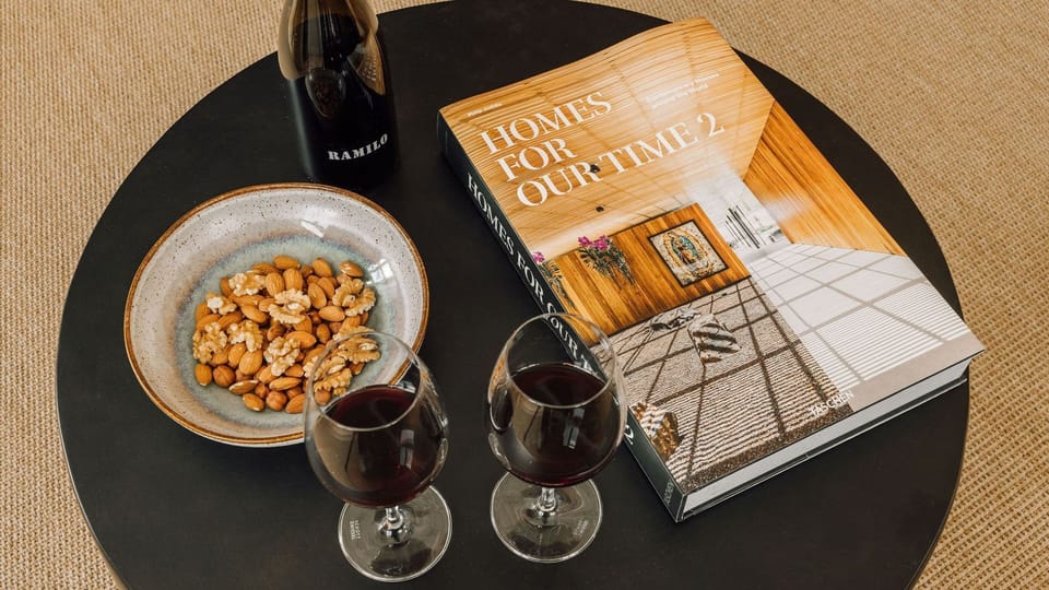 Simple pleasures for an unforgettable stay: Portuguese wine, inspiring reads, and cozy moments in the heart of lisbon.
#Relaxation
#AndoLiving
#LisbonExperience
#AttentionToDetail