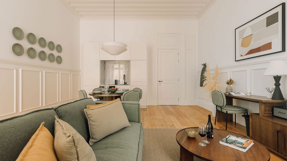 Contemporary elegance meets comfort in this bright space, perfect for relaxing and hosting. Details that truly matter.
#AndoLiving
#InteriorDesign
#LuxuryComfort
#LisbonLiving